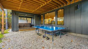 Bazén v ubytování Forget-Me-Not by AvantStay Bold Lakefront Escape nebo v jeho okolí