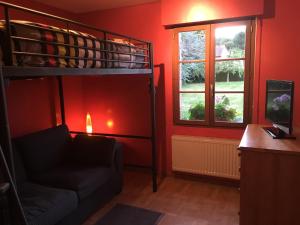 La Maison D'Eliane في اير-سور-لو-ليز: غرفة معيشة مع سرير بطابقين وأريكة