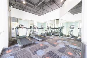 una palestra con tapis roulant e macchine ellittiche di Y Loft a Hong Kong