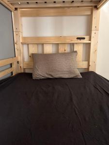 宫古岛女性専用 dormitory all good的一个小房间里一张床铺,上面有枕头
