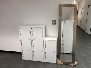 宫古岛女性専用 dormitory all good的房间里，白色冰箱旁边有一面镜子。