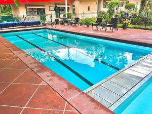 a swimming pool with blue water in a yard at Major Innes Motel in Port Macquarie
