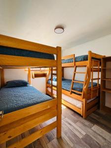 En eller flere senge i et værelse på Complejo Bosque Escondido