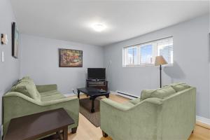 TV a/nebo společenská místnost v ubytování Cozy 2BR Loft Fast WiFi Parking