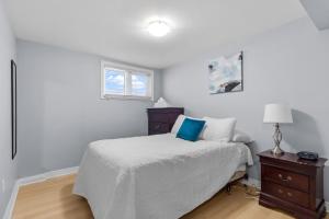 Postel nebo postele na pokoji v ubytování Cozy 2BR Loft Fast WiFi Parking