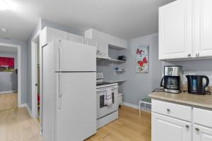 Kuchyň nebo kuchyňský kout v ubytování Cozy 2BR Loft Fast WiFi Parking