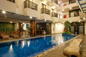 Swimmingpoolen hos eller tæt på Sans Vibes Hotel Seminyak