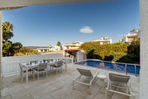 En balkon eller terrasse på São Pedro Beach Villa