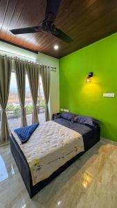 Postel nebo postele na pokoji v ubytování Riverfolk Stays