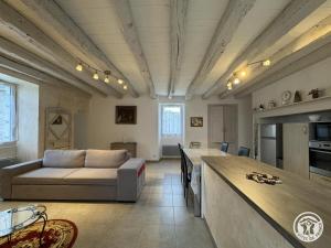 TV a/nebo společenská místnost v ubytování Charmant gîte en pierre 4 pers avec wifi et parking en Périgord Noir - FR-1-616-540