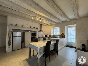 Kuchyň nebo kuchyňský kout v ubytování Charmant gîte en pierre 4 pers avec wifi et parking en Périgord Noir - FR-1-616-540 + 6 fotografií