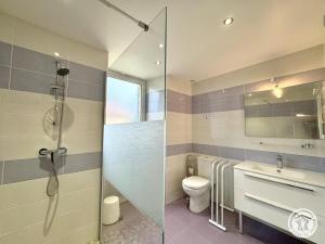 Koupelna v ubytování Charmant gîte en pierre 4 pers avec wifi et parking en Périgord Noir - FR-1-616-540