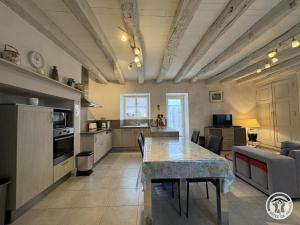 Kuchyň nebo kuchyňský kout v ubytování Charmant gîte en pierre 4 pers avec wifi et parking en Périgord Noir - FR-1-616-540