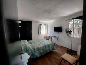 a bedroom with a bed and a desk and window at Casa Calo Bialet Massé in Bialet Massé +24 photos