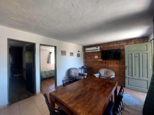 a living room with a wooden table and a bedroom at Casa Calo Bialet Massé in Bialet Massé