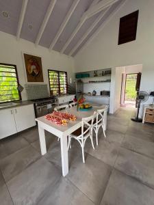 una cucina con un tavolo e sedie in una stanza di Solace On Moso a Moso Island