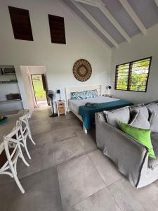 una camera da letto con un letto e un divano di Solace On Moso a Moso Island