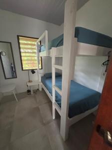 una camera con due letti a castello in una stanza di Solace On Moso a Moso Island