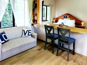 Et opholdsområde på Nature Observatory Studio with Private Pool