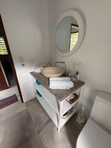 un bagno con lavandino e specchio di Solace On Moso a Moso Island