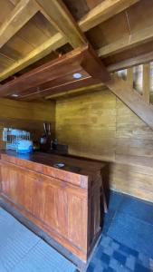 Loungen eller baren på Quen'z Cabin