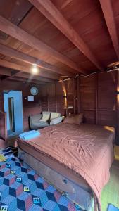 En eller flere senge i et værelse på Quen'z Cabin