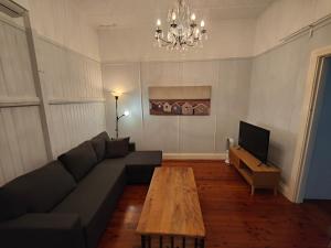 Et opholdsområde på West Avenue Hideaway in Wynnum - 1 Bed and 1 Bath