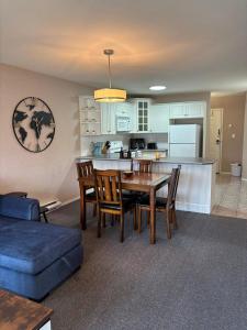 een keuken en eetkamer met een tafel en stoelen bij Cozy getaway with a view! in Fairmont Hot Springs