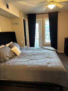 een slaapkamer met een groot bed met een plafondventilator bij Cozy getaway with a view! in Fairmont Hot Springs