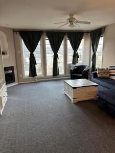 een woonkamer met een bank en een tafel bij Cozy getaway with a view! in Fairmont Hot Springs