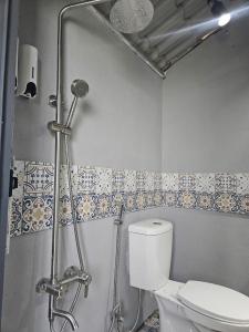 een badkamer met een toilet en een douche bij Danny Glamping Farm in Bao Loc +99 foto's