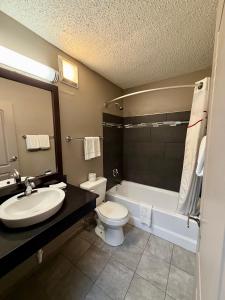 Et badeværelse på Baymont by Wyndham Findlay