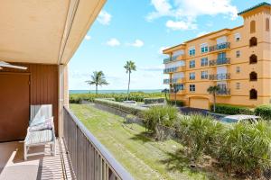 een balkon met uitzicht op een gebouw bij Canaveral Sands 4202 in Cape Canaveral