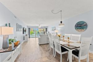 een eetkamer en woonkamer met een tafel en stoelen bij Canaveral Sands 4202 in Cape Canaveral