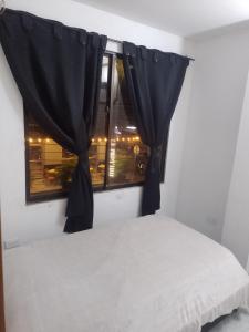 Ένα ή περισσότερα κρεβάτια σε δωμάτιο στο Apto cerca a todo