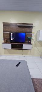 einen Flachbild-TV an der Wand mit Fernbedienung in der Unterkunft Meu lugar! in Manaus + 13 Fotos