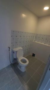 Et badeværelse på หลังมอ บิวตี้ อพาร์ตเมนต์ เปลี่ยนชื่อเป็นหลังมอ อพาร์ทเมนท์สามสาว + 7 billeder