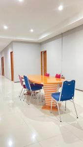 a conference room with a wooden table and chairs at Sang Surya Guest House in Bandung