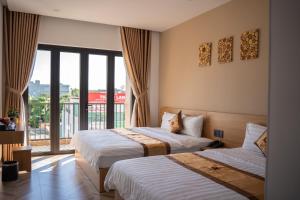En eller flere senge i et værelse på Anh Khoa Hotel + 30 billeder