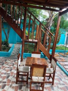een houten tafel en stoelen op een terras bij kalani cabin in Ríohacha