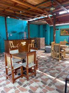 een eetkamer met houten stoelen en een tafel bij kalani cabin in Ríohacha