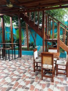 een patio met een trap, stoelen en een tafel bij kalani cabin in Ríohacha
