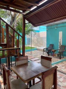 een houten tafel en stoelen op een terras bij kalani cabin in Ríohacha +20 foto's