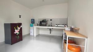een keuken met een spoelbak en een koelkast bij Patria Villa Kayen in Kejayan