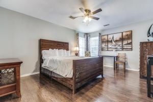 ein Schlafzimmer mit Bett und Deckenventilator in der Unterkunft Historic Downtown McKinney 3BR in McKinney