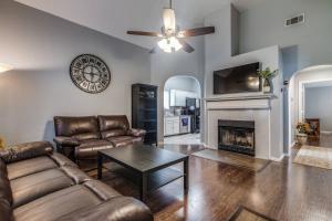 ein Wohnzimmer mit Ledermöbeln und Kamin in der Unterkunft Historic Downtown McKinney 3BR in McKinney