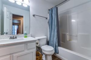 ein Badezimmer mit Toilette, Waschbecken und Dusche in der Unterkunft Historic Downtown McKinney 3BR in McKinney + 6 Fotos
