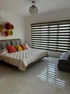 una camera da letto con un letto e una grande finestra di Mirador 28 a Platanitos Altre 4 foto