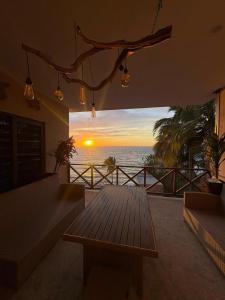 un tavolo in camera con vista sull'oceano di Mirador 28 a Platanitos