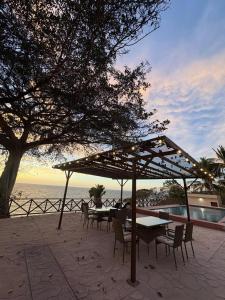 un patio con tavoli, sedie e vista sull'oceano di Mirador 28 a Platanitos